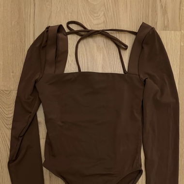 Body mit Rückenausschnitt