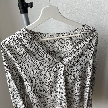 Blusa bianca con piccoli fiorellini neri