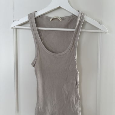 Top smanicato beige a costine