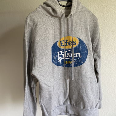 Grauer Pullover