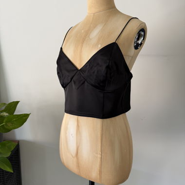 Top crop satin nero H&M con coppe, Tg 42 