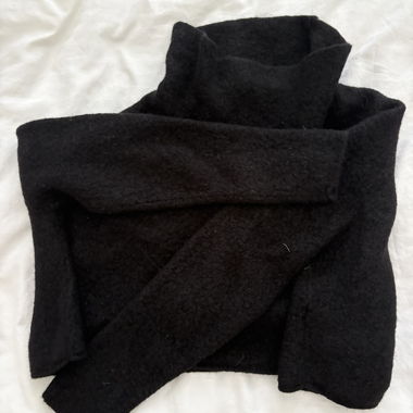 Schwarzer Cropped Rollkragenpullover