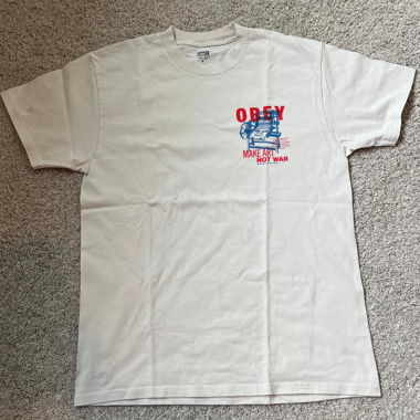 Weisses Obey T-Shirt mit blau, rotem Backprint 