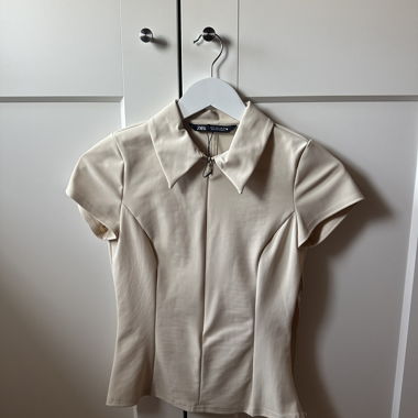 T-shirt beige à manches courtes Zara avec col