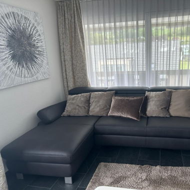 Zu verkaufen: modernes, bequemes Ledersofa. Neu!