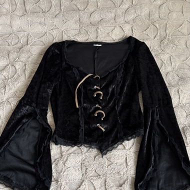 Top corto in velluto nero con allacciatura