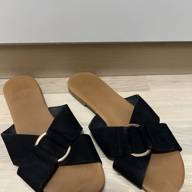 Sandalen Flach mit Goldakzent