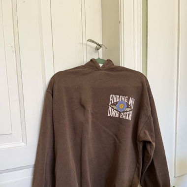 Brauner Hoodie mit Rückenprint