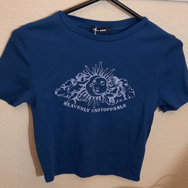 Crop top, blue t-shirt 💙