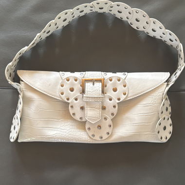 Weisse Schultertasche mit Nieten
