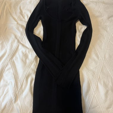 Eng anliegendes schwarzes Kleid