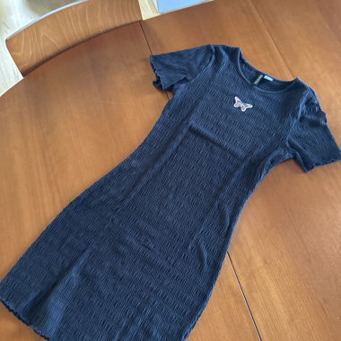 Robe noire avec broderie papillon