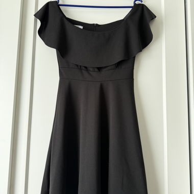 Robe de cocktail noire, épaules dénudées