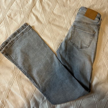 Hellblauer Bootcut-Jeans
