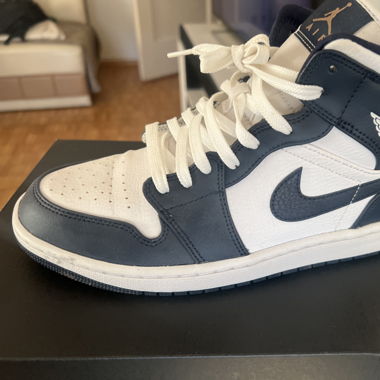 NIKE Air Jordan mid 1