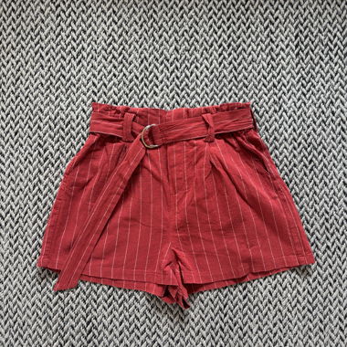 Pantaloncini rossi con cintura