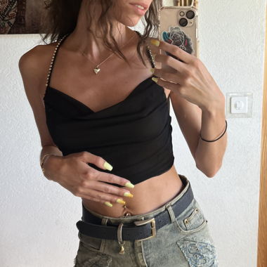 Crop top noir avec brillants sur les bretelles 