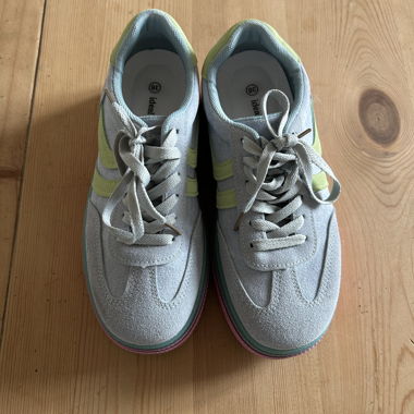 Sneaker mit Plateausohle