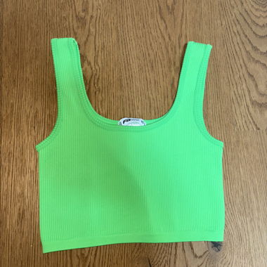 Una canotta verde neon in XS / una arancione neon in S.