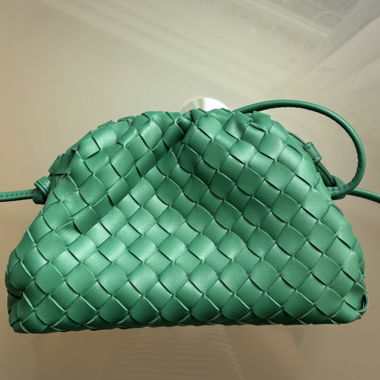 Pochette verte tressée en simili cuir