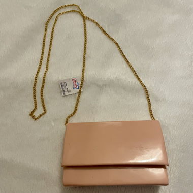 Rosafarbene Patent-Kettenclutch