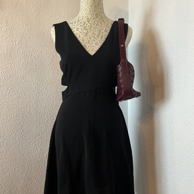 Robe noire avec découpes