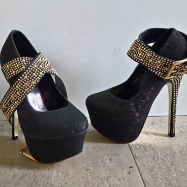 Strass-Pumps mit Riemen