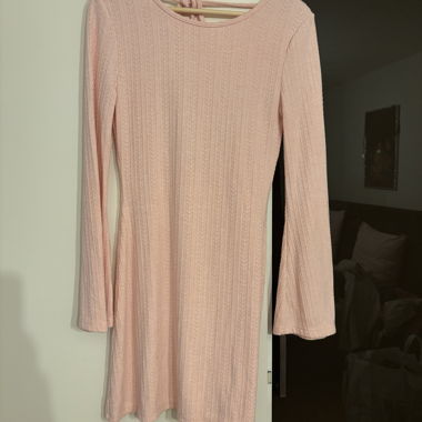 Rosa Strickkleid mit tiefem Rückenausschnitt