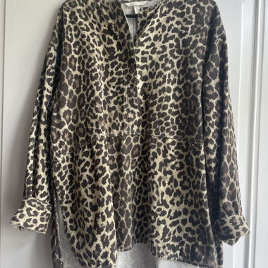 Blusa con stampa leopardata