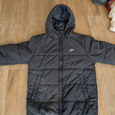 Schwarze Nike-Daunenjacke