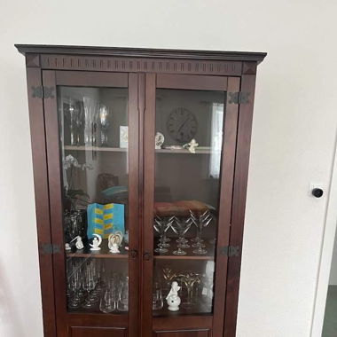  Möbelstücke mit Vitrine