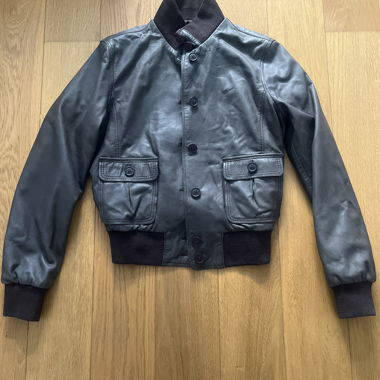 Giacca in pelle marrone scuro con bottoni