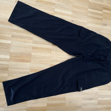 Schwarze Cargohose mit elastischem Bund