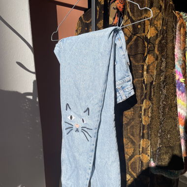Cute Jeans mit Katzen bestickt