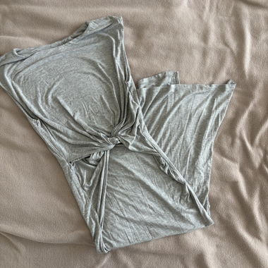 Graues Kleid mit kurzen Ärmeln
