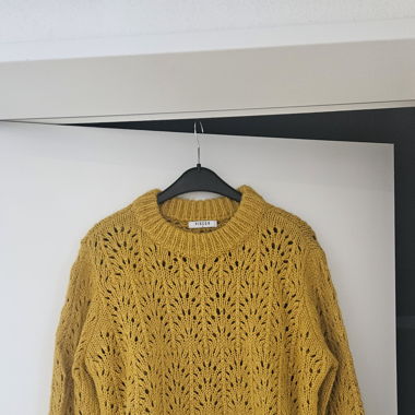 Senfgelber Pulli