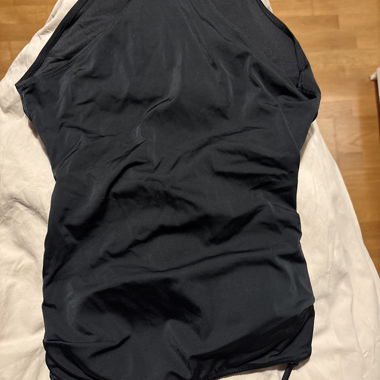 Costume da bagno nero con fiocco sul retro