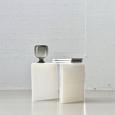 Beistelltisch aus Acrylglas in weiss