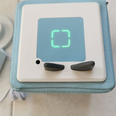 Toniebox azzurra chiara con stazione di ricarica