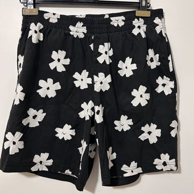 Kurze Hosen mit Blumen