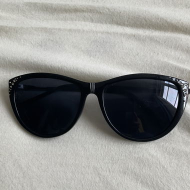 Schwarze Sonnenbrille mit Strass