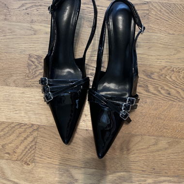 Décolleté 'kitten heels'