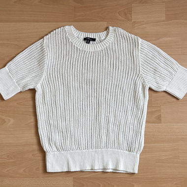 Weisses Strickshirt mit kurzen Aermeln