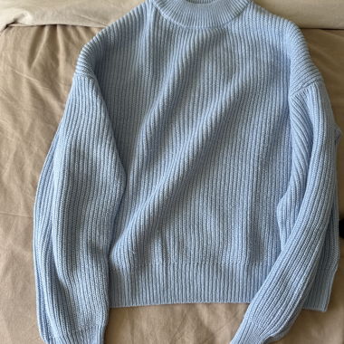 Maglione azzurro a collo alto