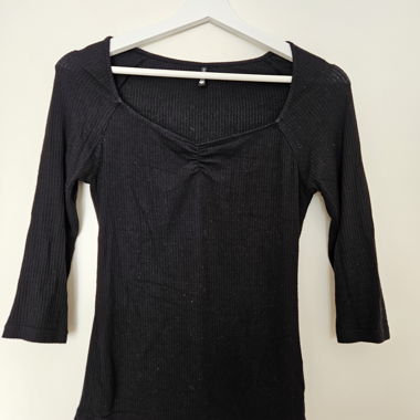 Schwarzes Rippshirt mit 3/4-Ärmeln