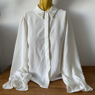 Camicia bianca con perle e maniche lunghe
