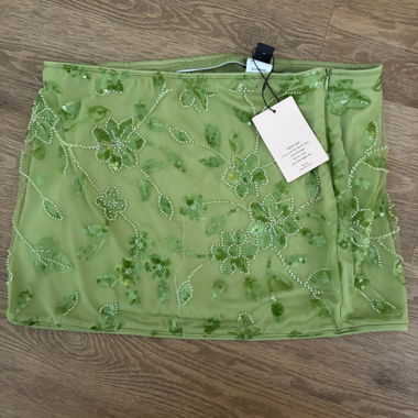 Grüner Minirock mit Stickerei