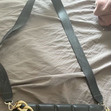 Schwarze Umhängetasche
