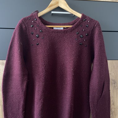 Pull bordeaux orné