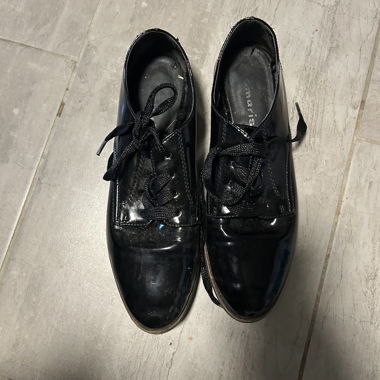 Scarpe allacciate nere in vernice